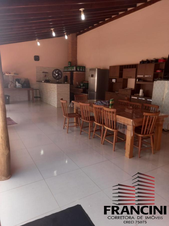 Chácara à venda com 3 quartos, 200m² - Foto 1