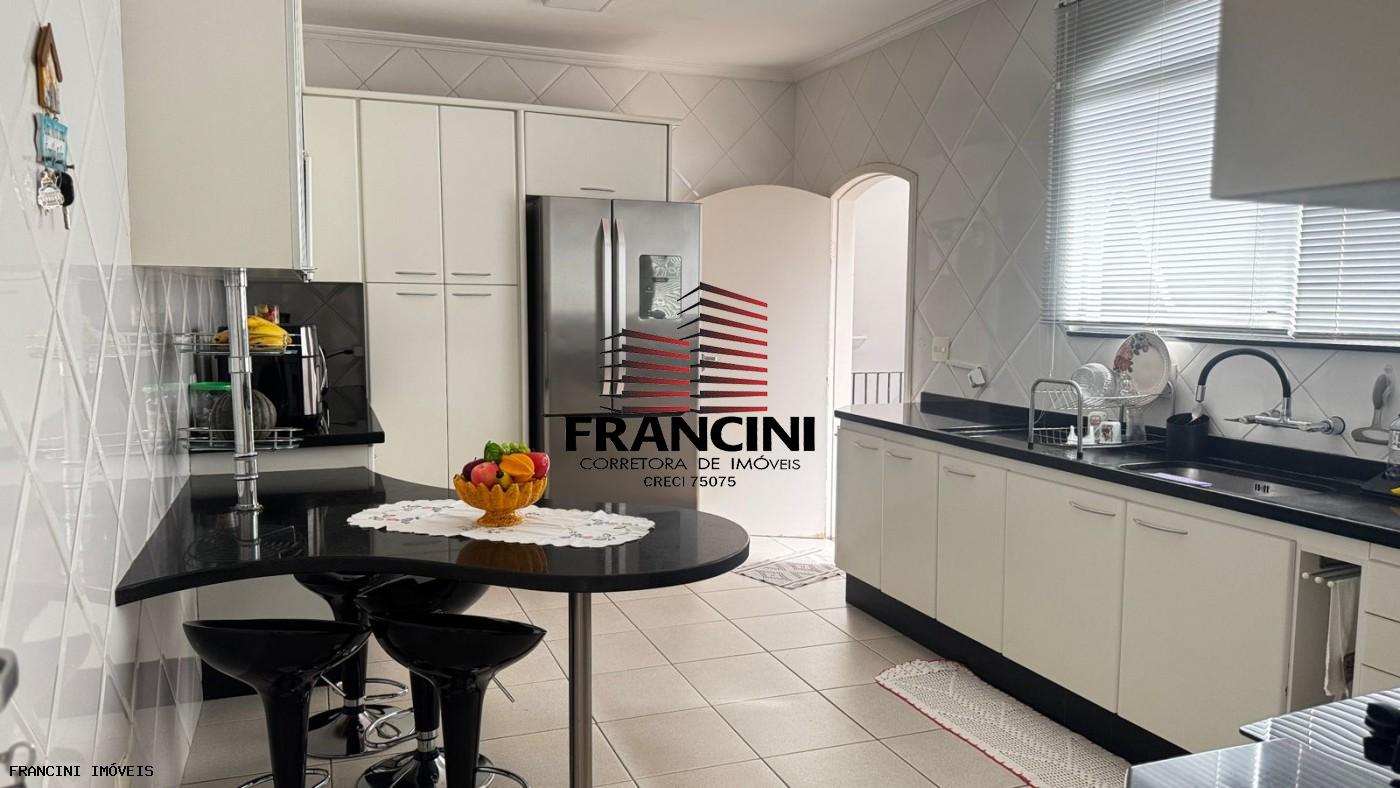 Casa à venda com 4 quartos, 300m² - Foto 1